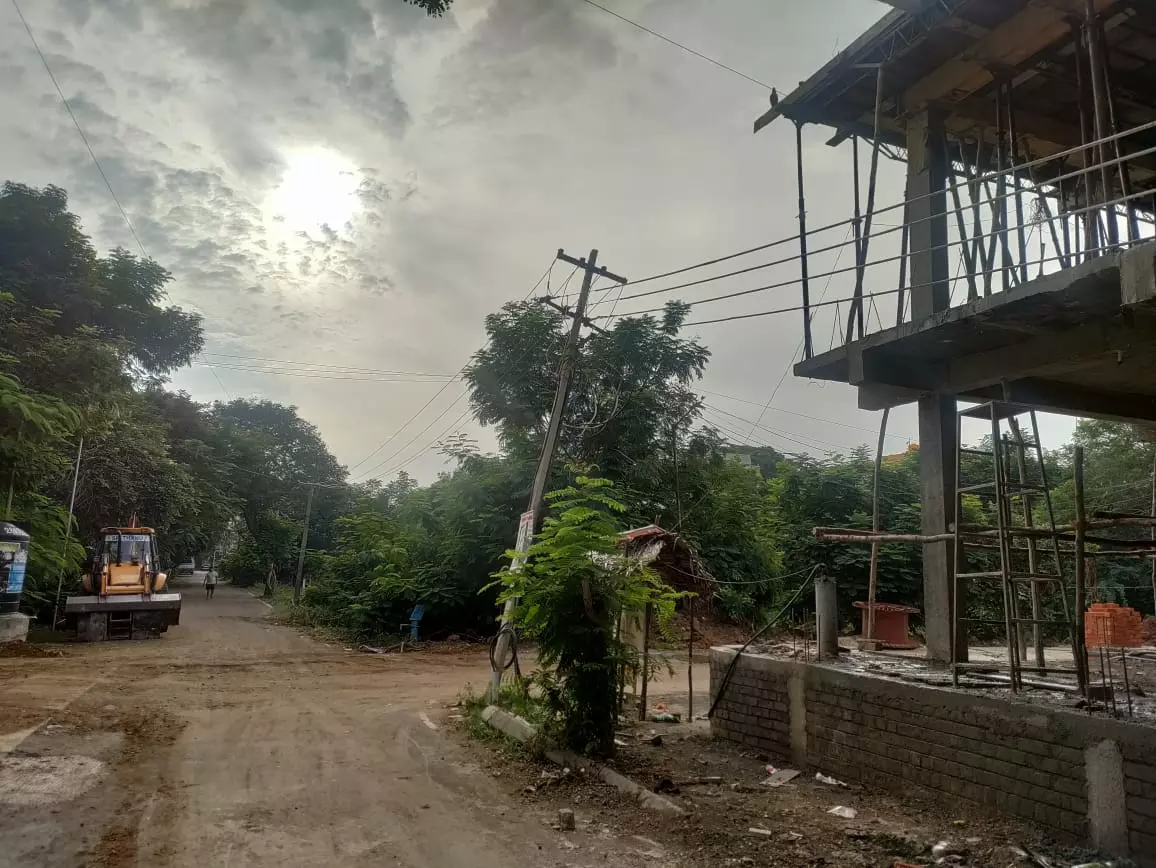 சாய்ந்த மின்கம்பம் தலை நிமிருமா?