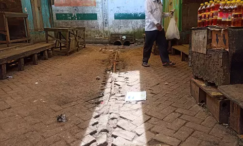 சேதம் அடைந்து கிடக்கும் நடைபாதை சேதம் அடைந்து கிடக்கும் நடைபாதை