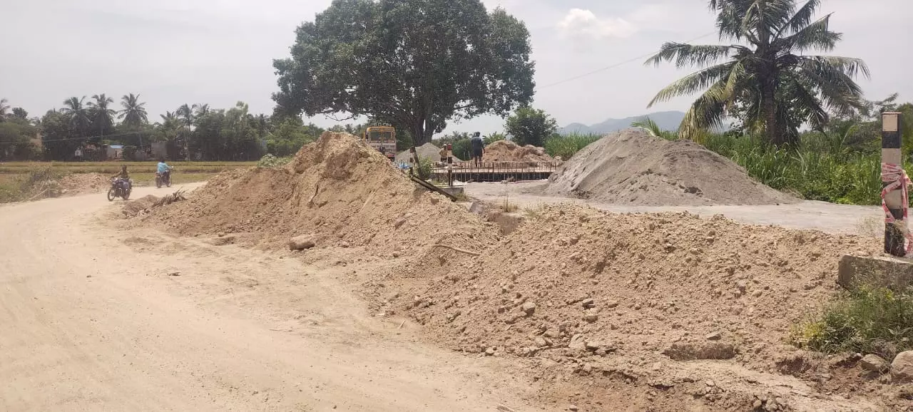 சாலை பணியை விரைவு படுத்த வேண்டும் சாலை பணியை விரைவு படுத்த வேண்டும்