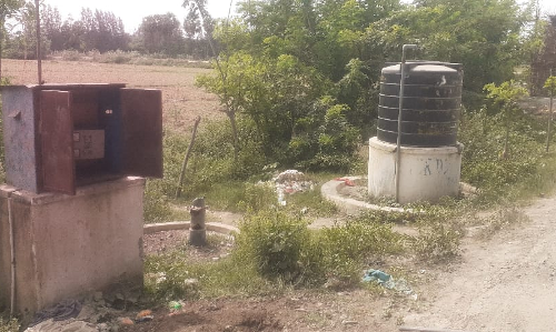 காட்சி பொருளான மினி குடிநீர் தொட்டி காட்சி பொருளான மினி குடிநீர் தொட்டி