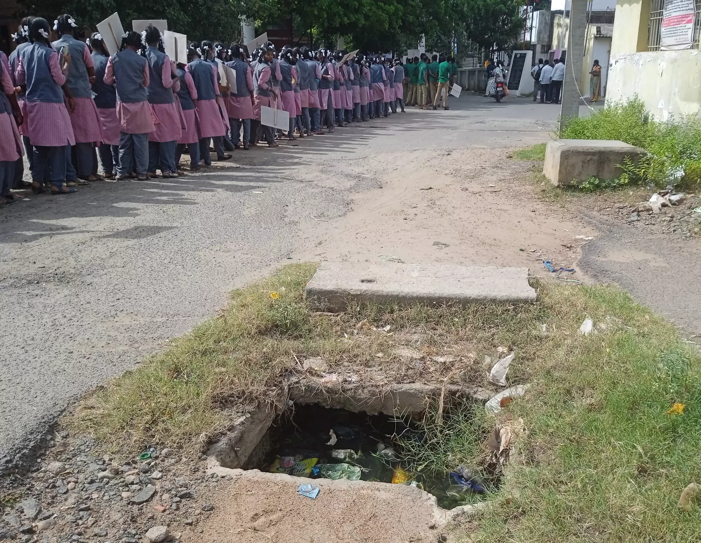 திறந்த நிலையில் இருக்கும் கால்வாய் திறந்த நிலையில் இருக்கும் கால்வாய்