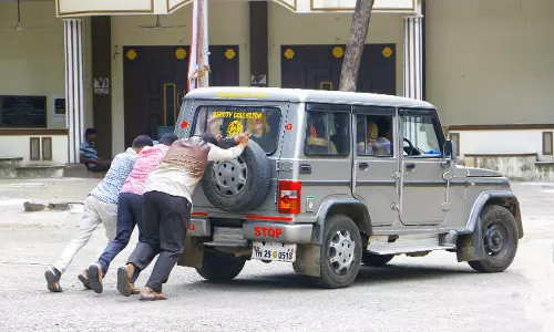 பழுதான அரசு ஜீப்