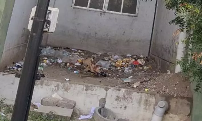 அரசு அலுவலக வளாகத்தில் குப்பைகள்