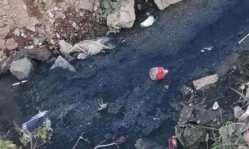 கால்வாய் அடைப்பை சரி செய்ய வேண்டும்