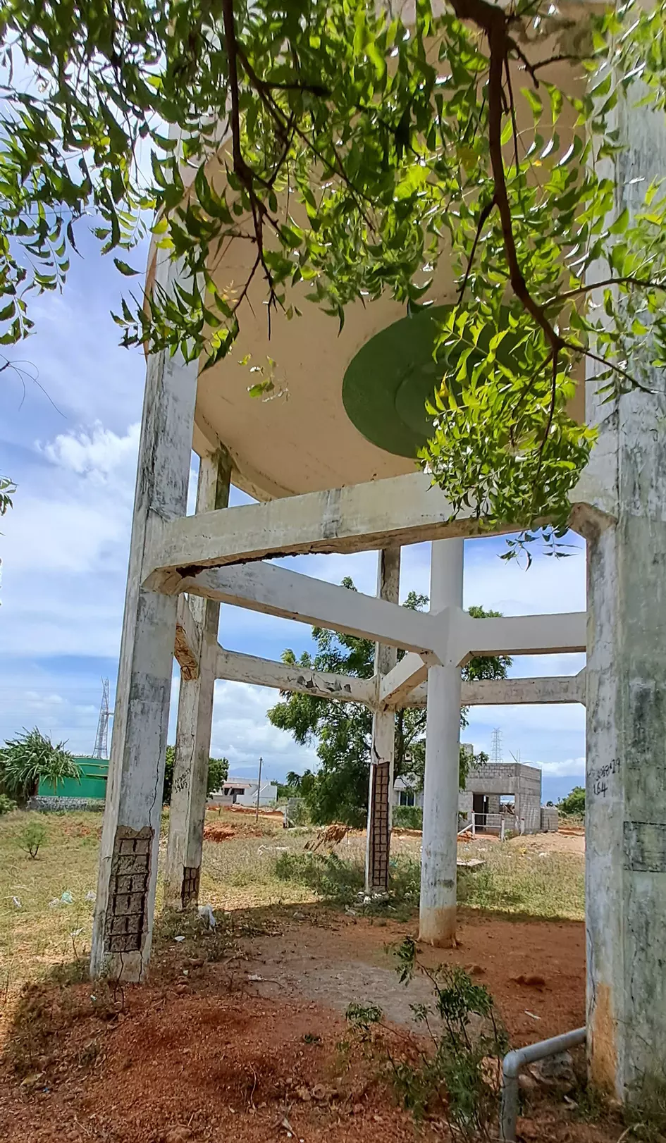 ஆபத்தான நிலையில் நீர்த்தேக்க தொட்டி