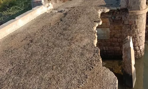 சீரமைக்க வேண்டிய பாலம் சீரமைக்க வேண்டிய பாலம்