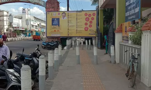 நடைபாதையில் வைக்கப்பட்டுள்ள விளம்பர பதாகை நடைபாதையில் வைக்கப்பட்டுள்ள விளம்பர பதாகை