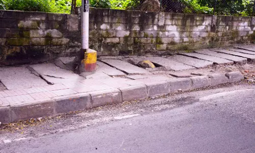 சேதமடைந்த நடைபாதை சிலாப்புகள்