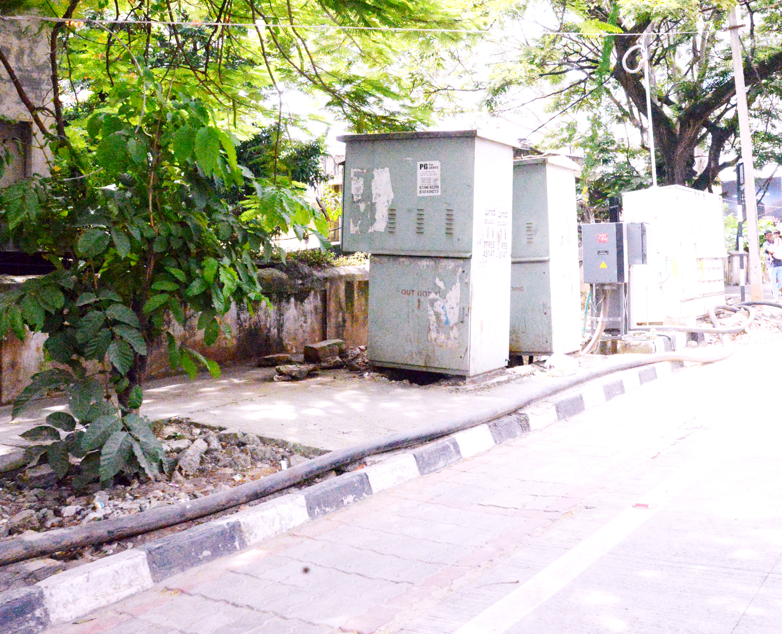 மின்இணைப்பு பெட்டியால் அவதி