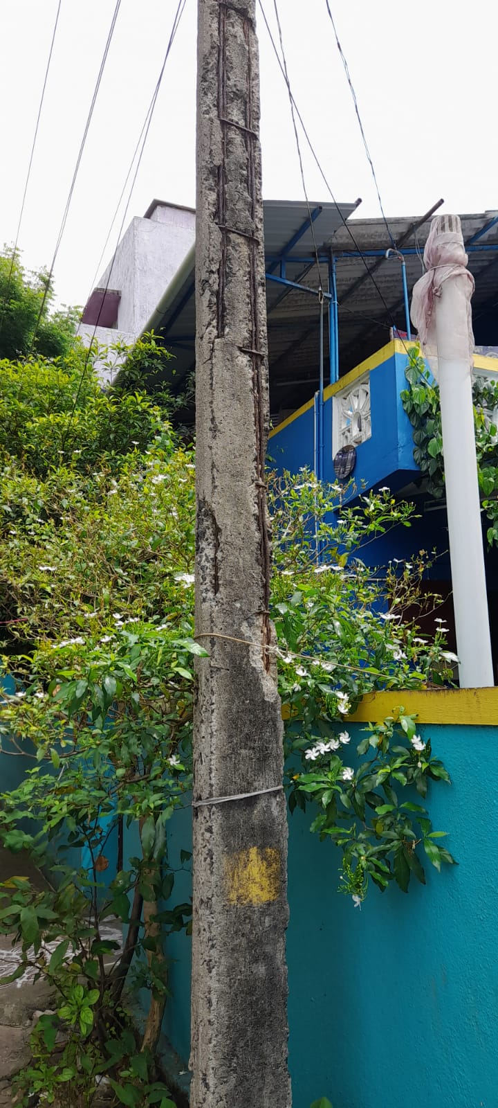 ஆபத்தான மின்கம்பம்