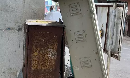 வீணாகும் மின் இணைப்பு பெட்டி வீணாகும் மின் இணைப்பு பெட்டி