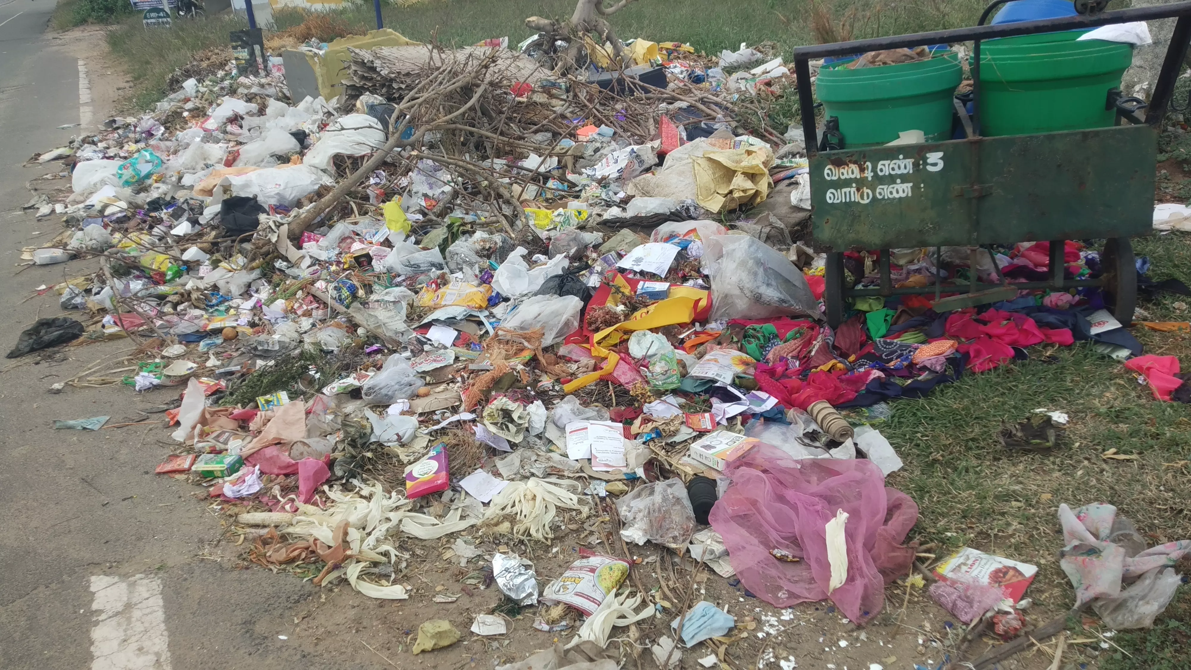 சாலையோரம் கொட்டப்படும் குப்பைகள் சாலையோரம் கொட்டப்படும் குப்பைகள்