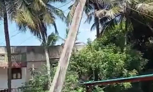 ஆபத்தான நிலையில் மின்கம்பம் ஆபத்தான நிலையில் மின்கம்பம்