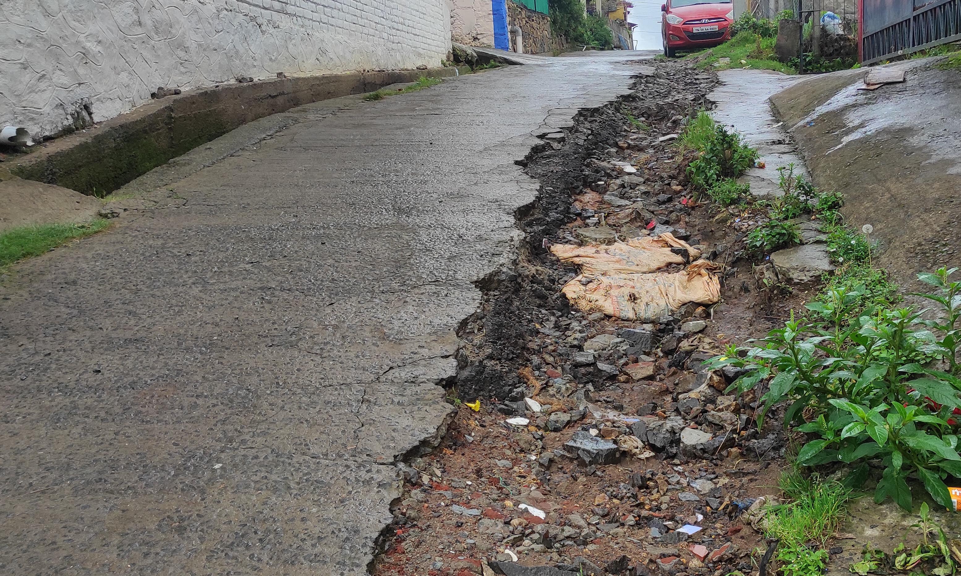 சிமெண்டு சாலை சேதம்