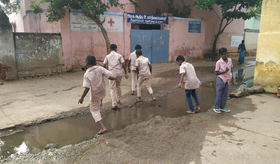 பள்ளி முன்பு தேங்கும் கழிவுநீர்