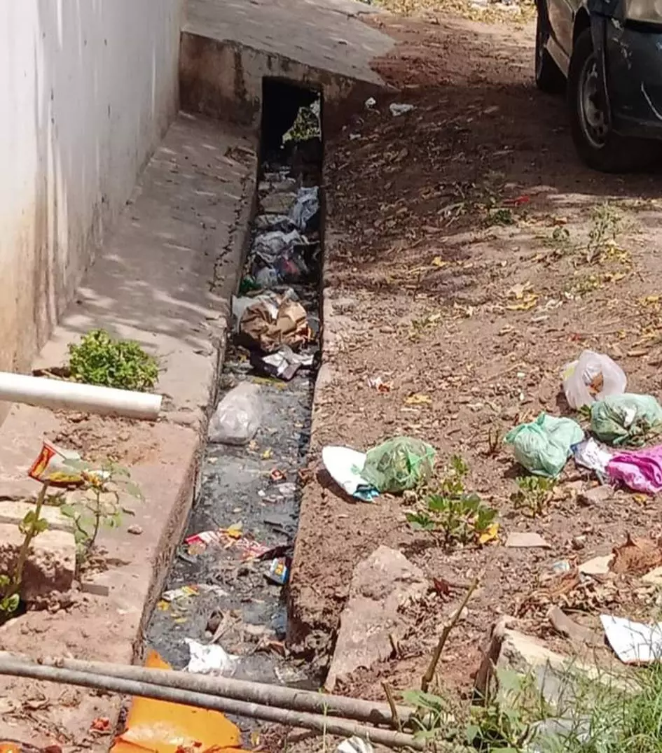 தூர்வாராத சாக்கடை கால்வாய் தூர்வாராத சாக்கடை கால்வாய்