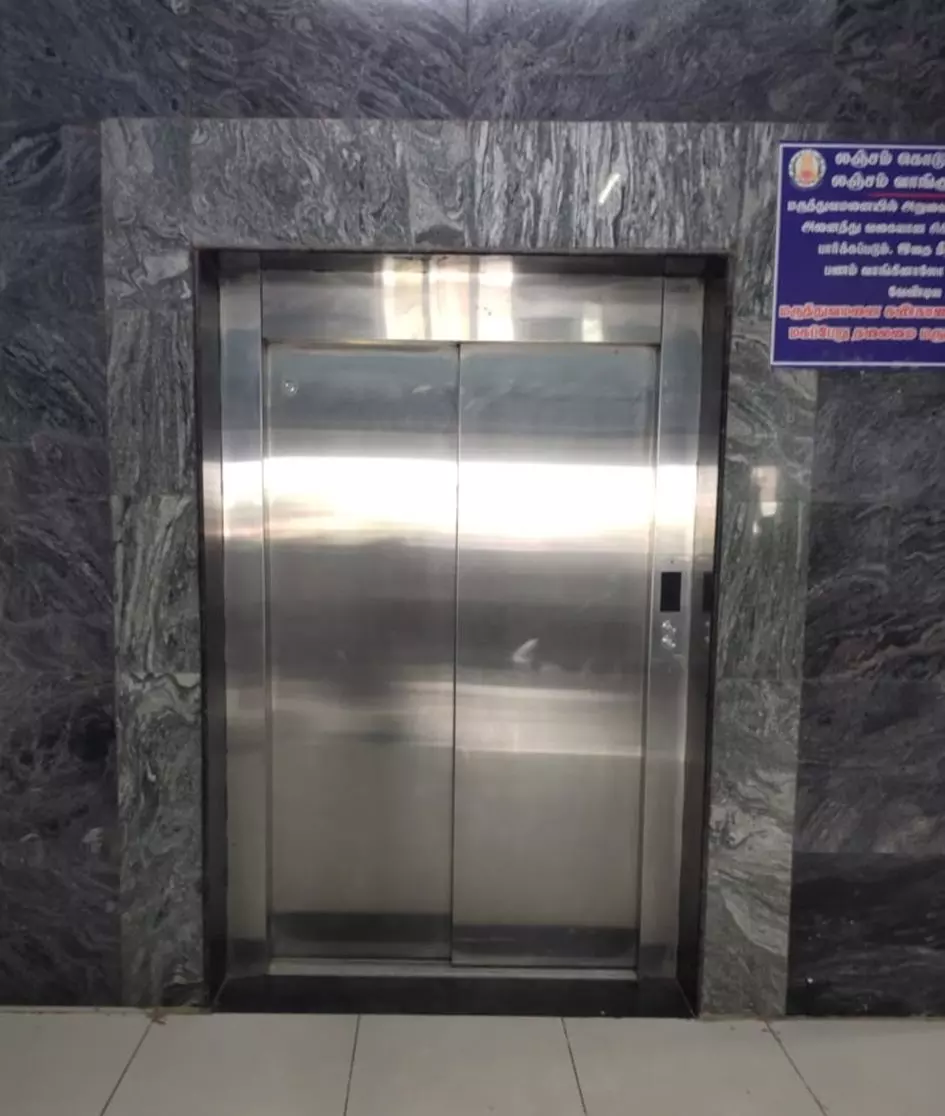 மருத்துவமனையில் செயல்படாத லிப்டு மருத்துவமனையில் செயல்படாத லிப்டு