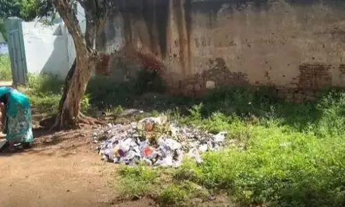 பள்ளி அருகே குப்பைகள்