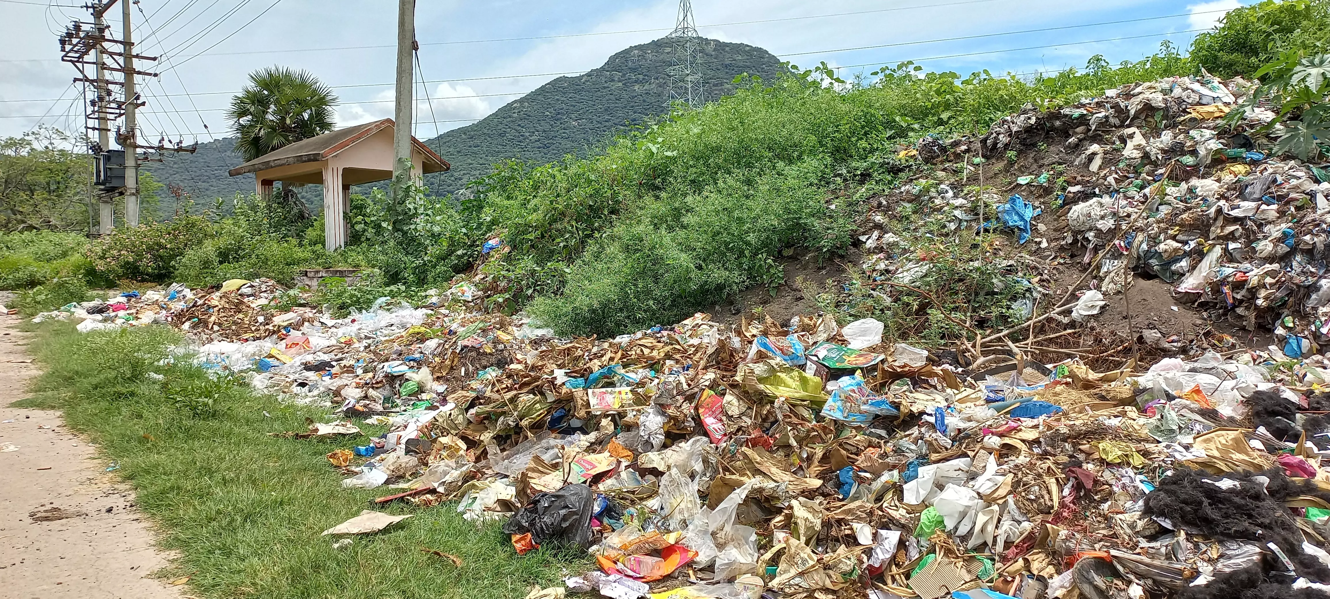 மயானத்தில் குவியும் குப்பைகள்