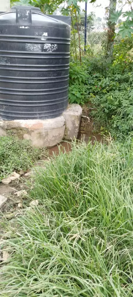 புதருக்குள் குடிநீர் தொட்டி