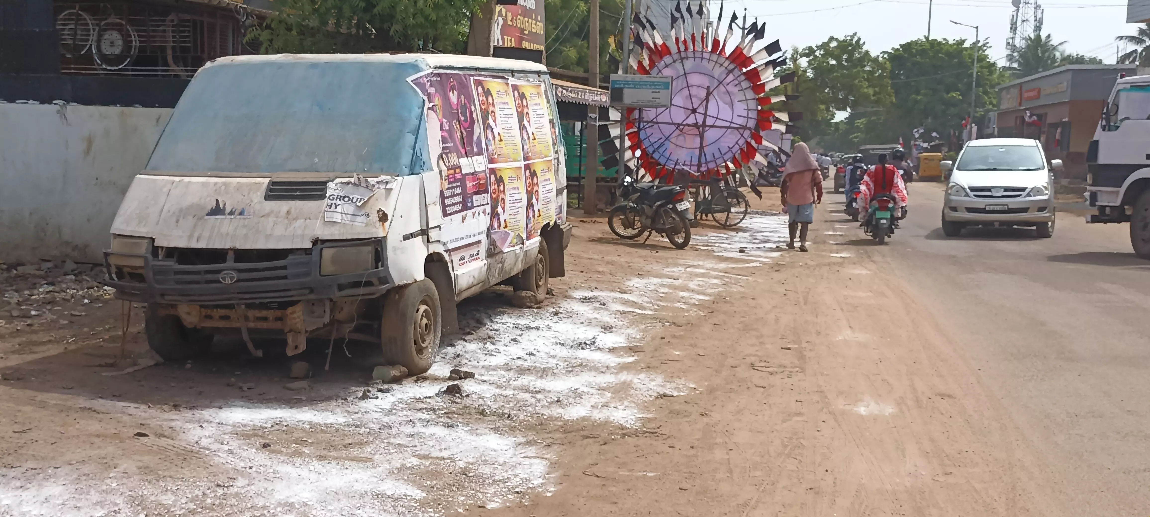 கேட்பாரற்று நிற்கும் வாகனங்கள் கேட்பாரற்று நிற்கும் வாகனங்கள்