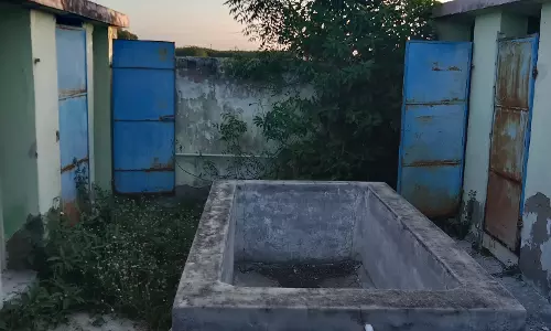 பயன்பாட்டிற்கு வராத சுகாதார வளாகம் பயன்பாட்டிற்கு வராத சுகாதார வளாகம்