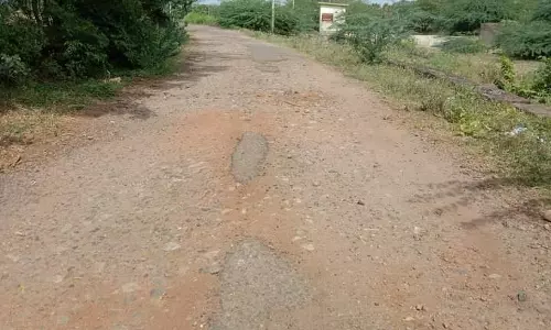 குண்டும், குழியுமான சாலை குண்டும், குழியுமான சாலை