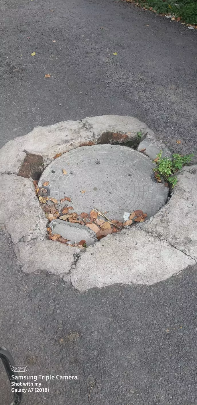 சேதமடைந்த பாதாள மூடி சேதமடைந்த பாதாள மூடி