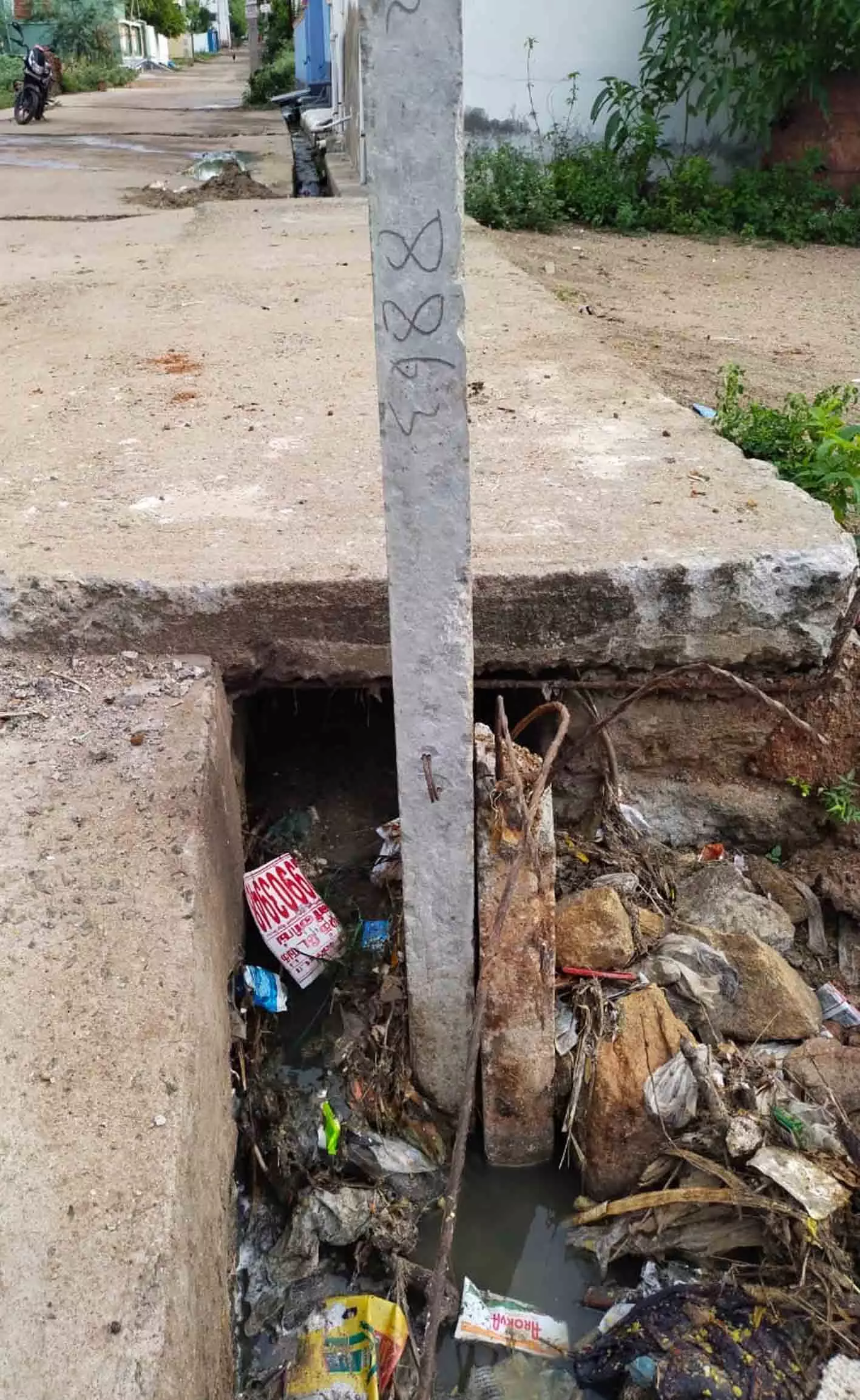 ஆபத்தான மின்கம்பம்