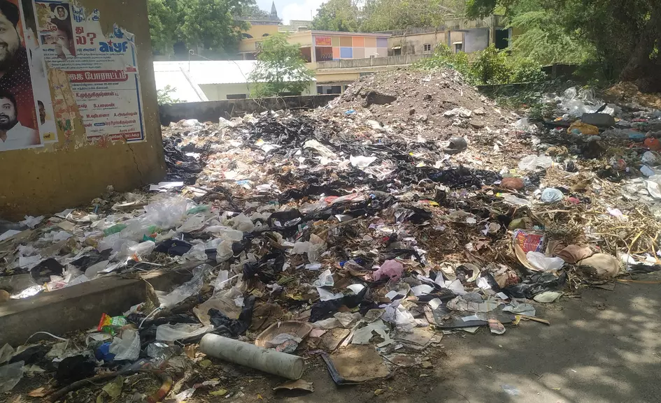 குவிந்து கிடக்கும் குப்பைகள் குவிந்து கிடக்கும் குப்பைகள்