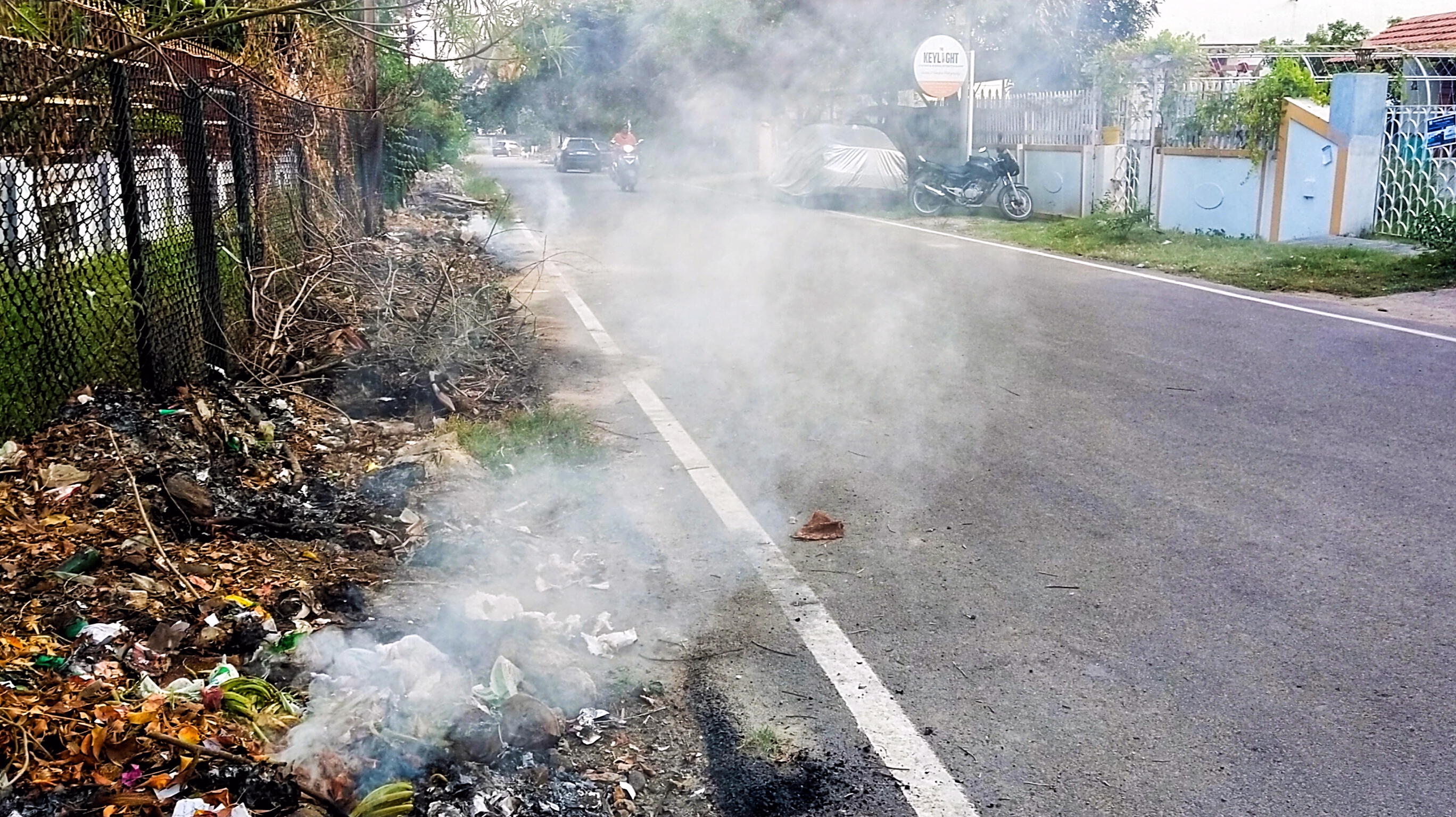 நச்சுப்புகையால் வாகன ஓட்டிகள் அவதி