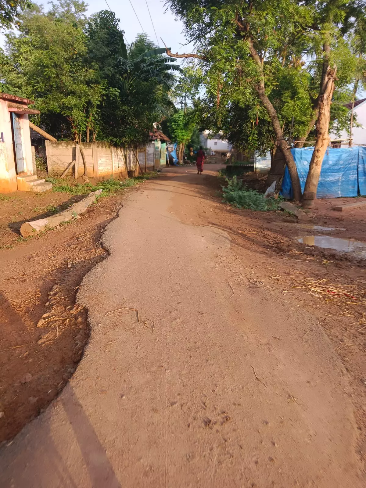 குண்டும்,குழியுமான சாலை குண்டும்,குழியுமான சாலை