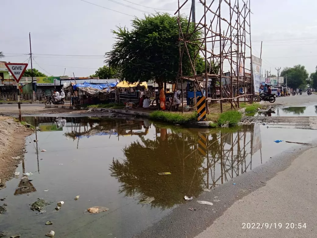 தேங்கி நிற்கும் மழைநீர்