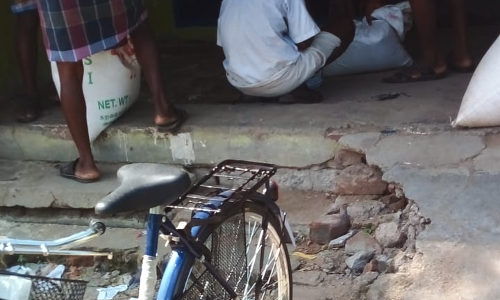 சேதமடைந்த ரேஷன்கடை படிக்கட்டுகள்