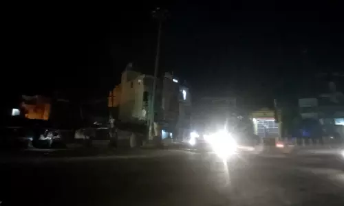 உயர் கோபுர மின்விளக்குகளை எரியவிட வேண்டும்