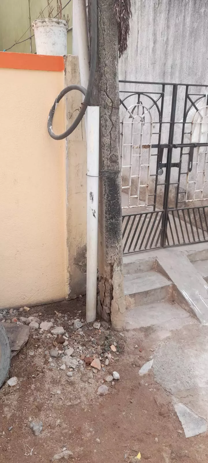 சேதமடைந்த மின்கம்பம்