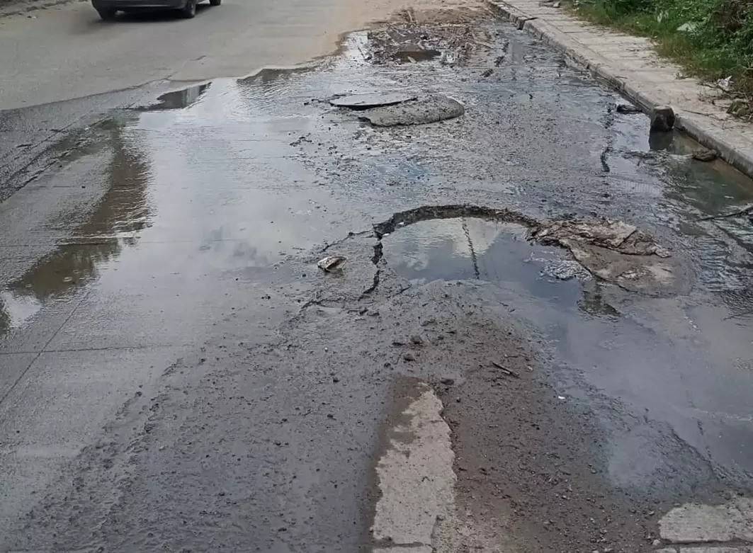 சாலையில் ஆறாக வழிந்தோடும் கழிவுநீர்