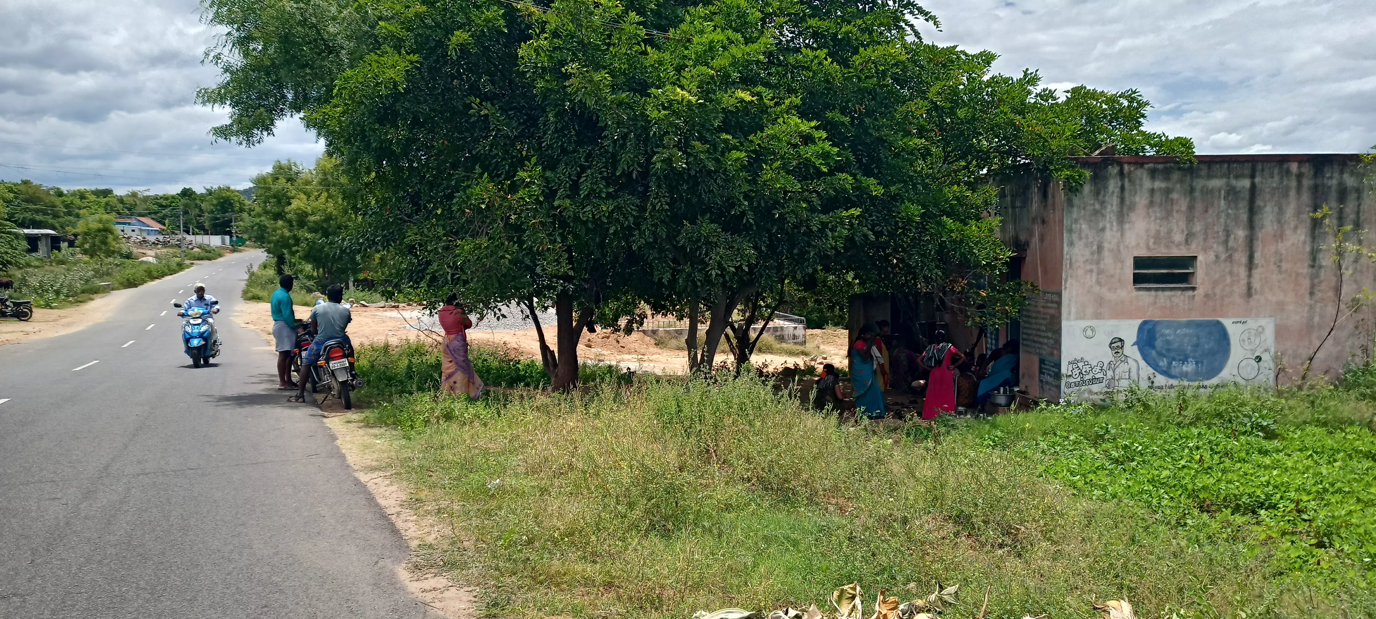 சாலையோர அங்கன்வாடி மையம்