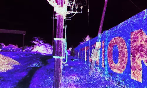 சாய்ந்த நிலையில் மின்கம்பம் சாய்ந்த நிலையில் மின்கம்பம்