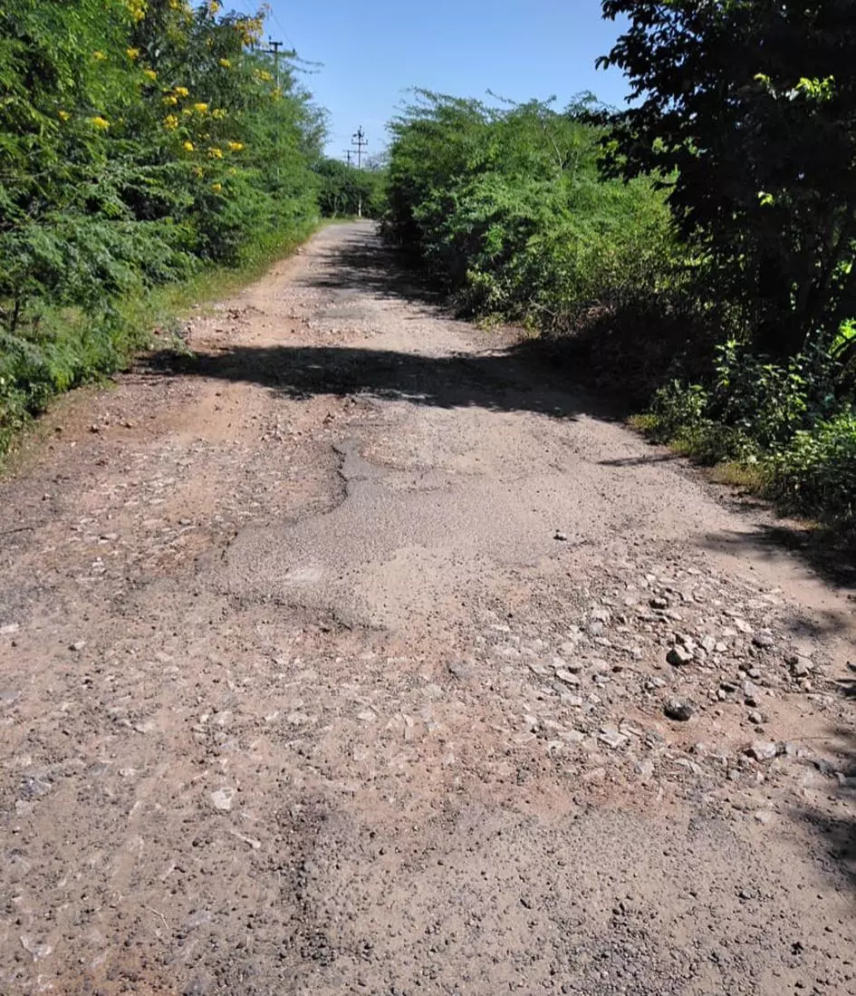 உருக்குலைந்த சாலை உருக்குலைந்த சாலை