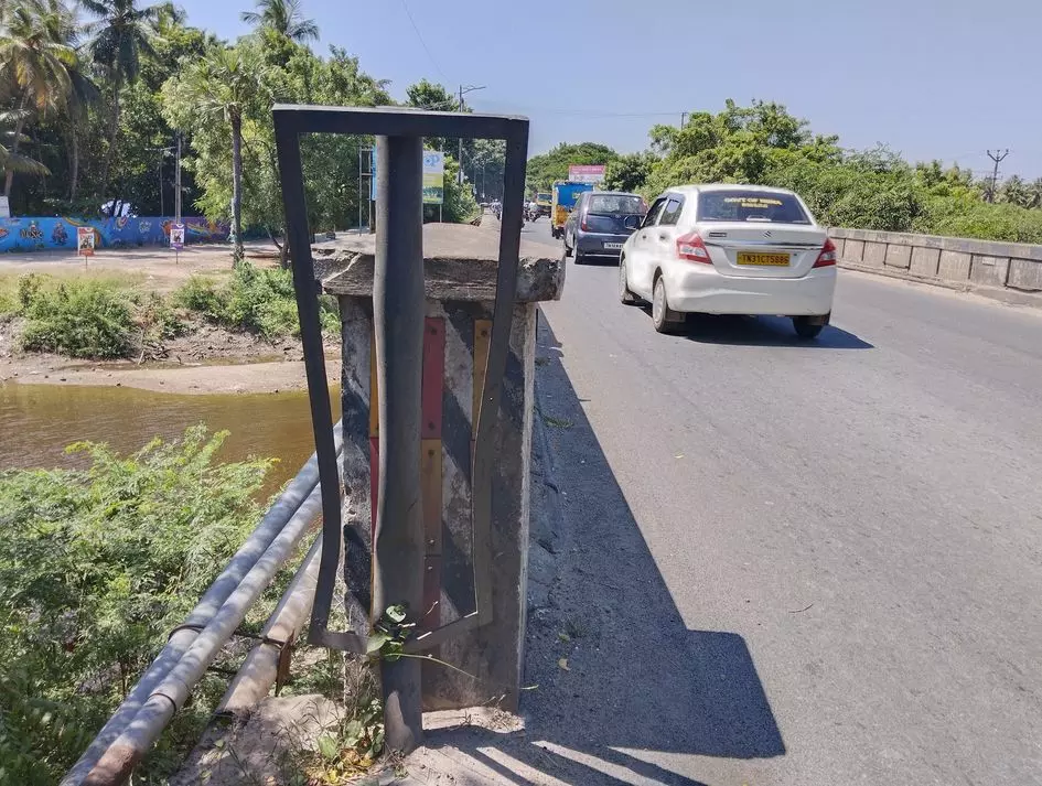 சேதமடைந்த எச்சரிக்கை பிரதிபலிப்பான்