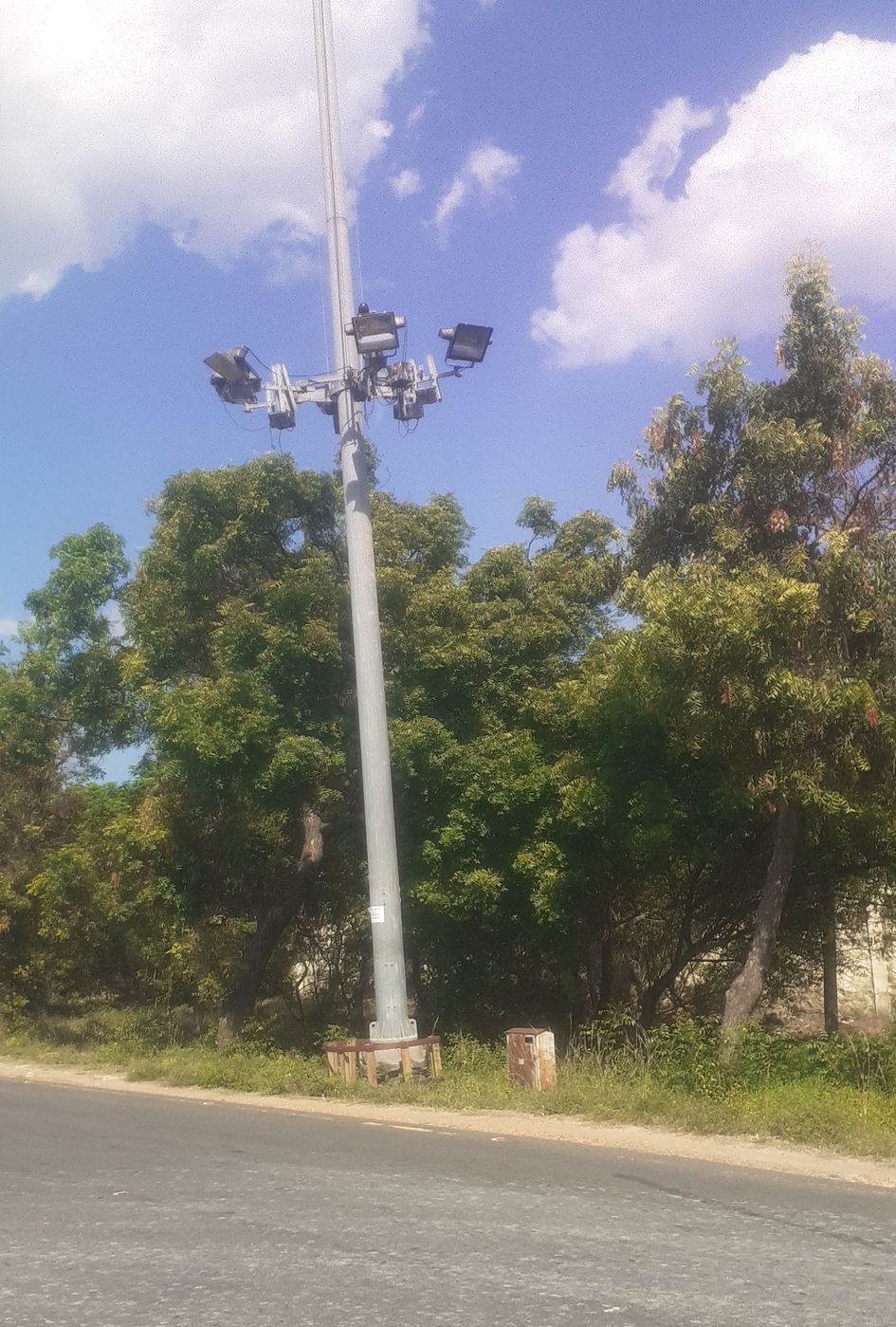 எரியாத உயர்கோபுர மின்விளக்கு எரியாத உயர்கோபுர மின்விளக்கு