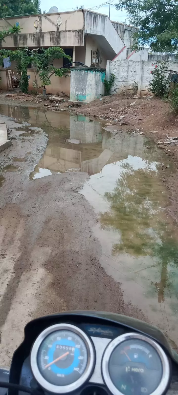 தேங்கி நிற்கும் கழிவுநீரால் சுகாதார சீர்கேடு தேங்கி நிற்கும் கழிவுநீரால் சுகாதார சீர்கேடு