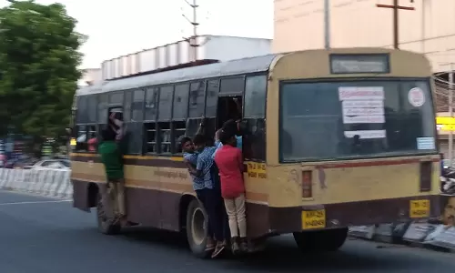 பஸ்சின் படியில் ஆபத்தான பயணம் பஸ்சின் படியில் ஆபத்தான பயணம்