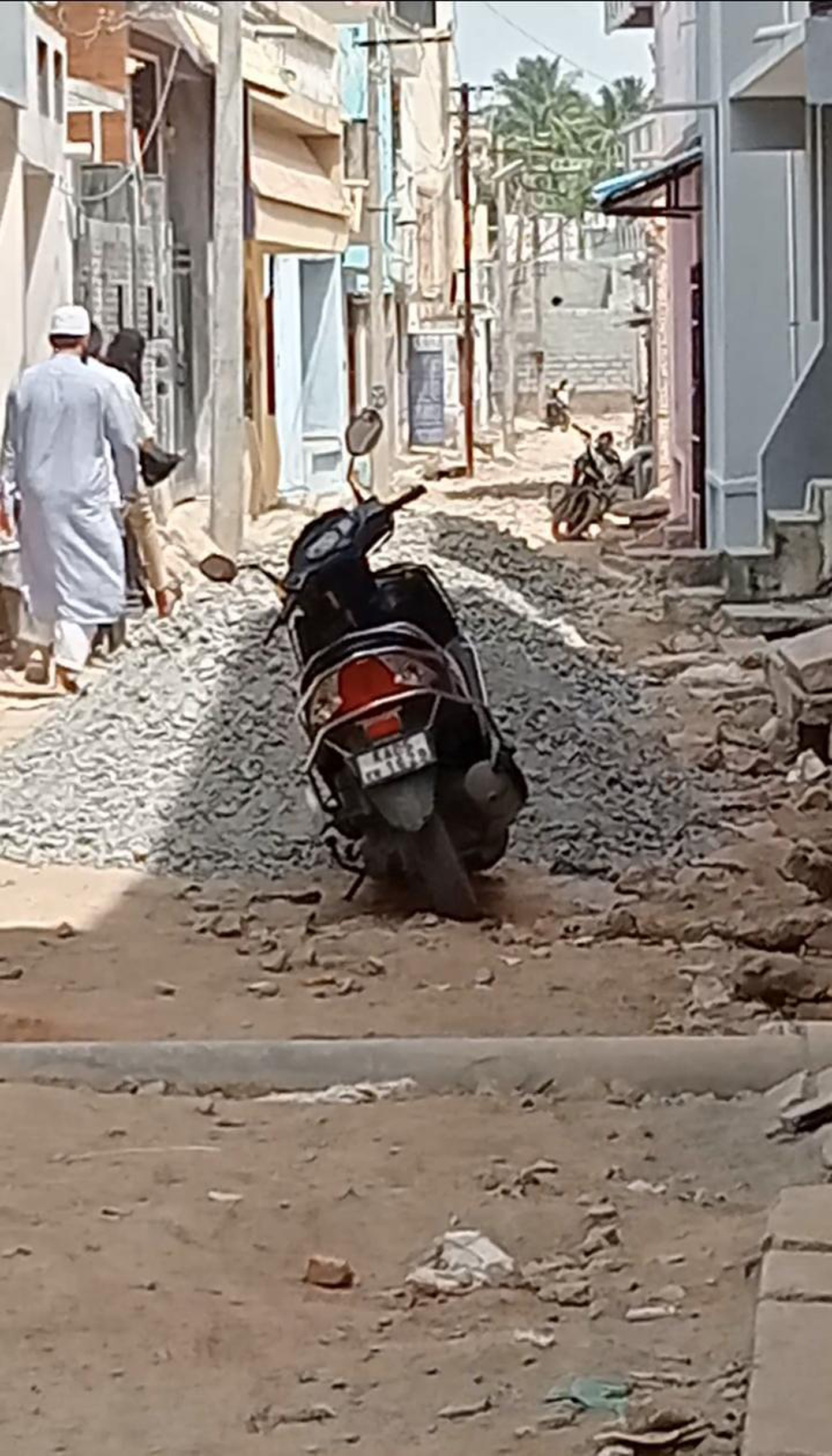 பழைய சாலையை அகற்றி விட்டு புதிய சாலை போடுவார்களா?