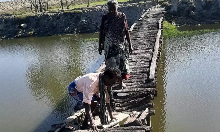 சேதமடைந்த மரப்பாலம் சேதமடைந்த மரப்பாலம்