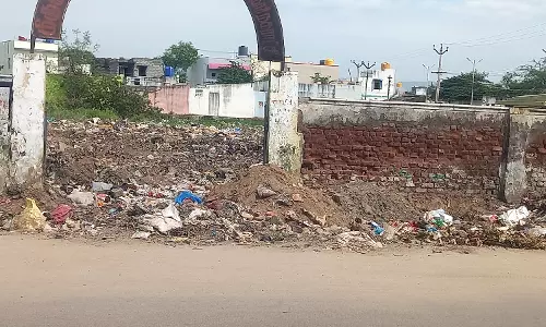 சுடுகாட்டில் கொட்டப்படும் குப்பைகள்