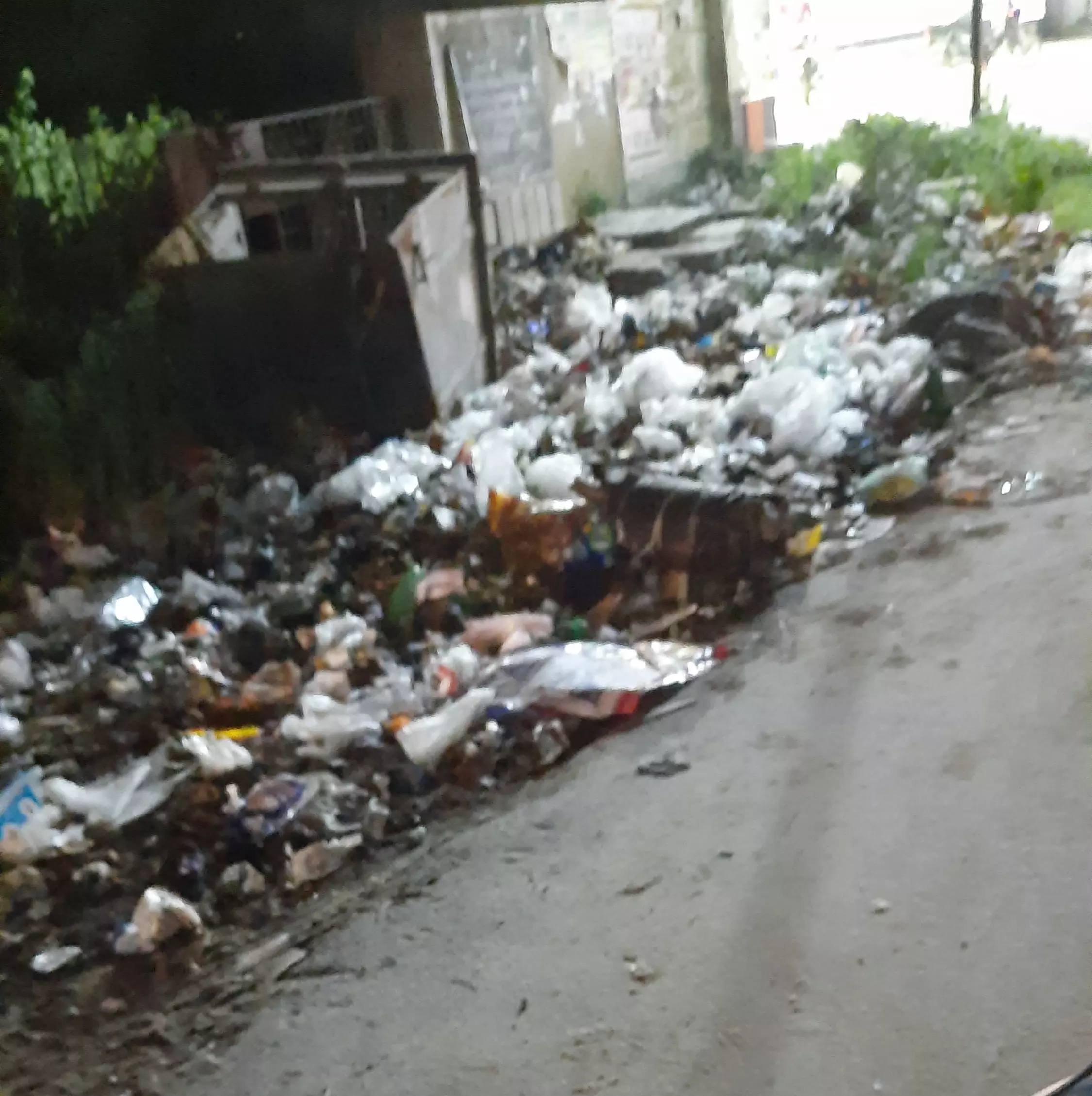 சாலையோரம் கொட்டப்படும் குப்பைகள்