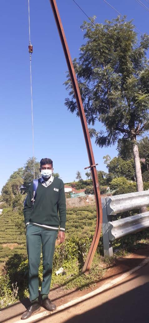 வளைந்த மின் கம்பம்