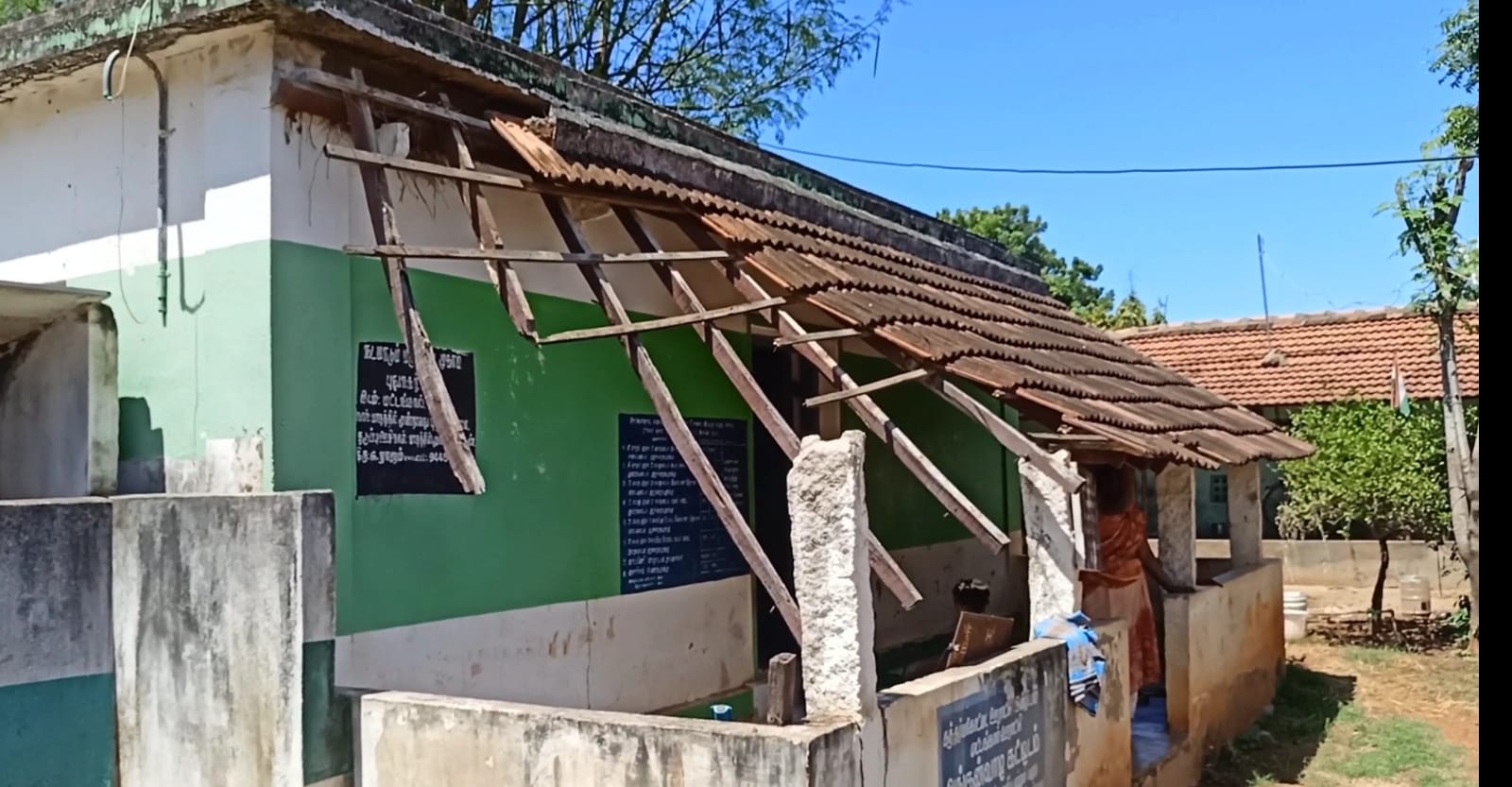 சேதமடைந்த அங்கன்வாடி மைய கட்டிடம்